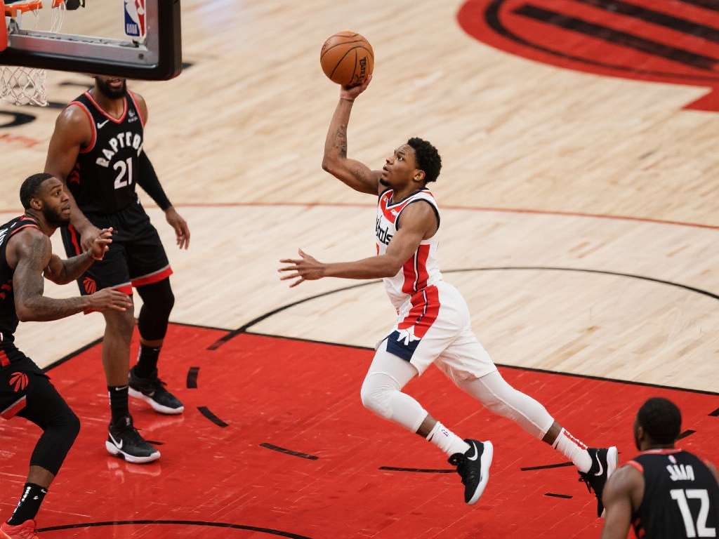 东契奇强势军训中锋 失衡抛投完成精彩2+1