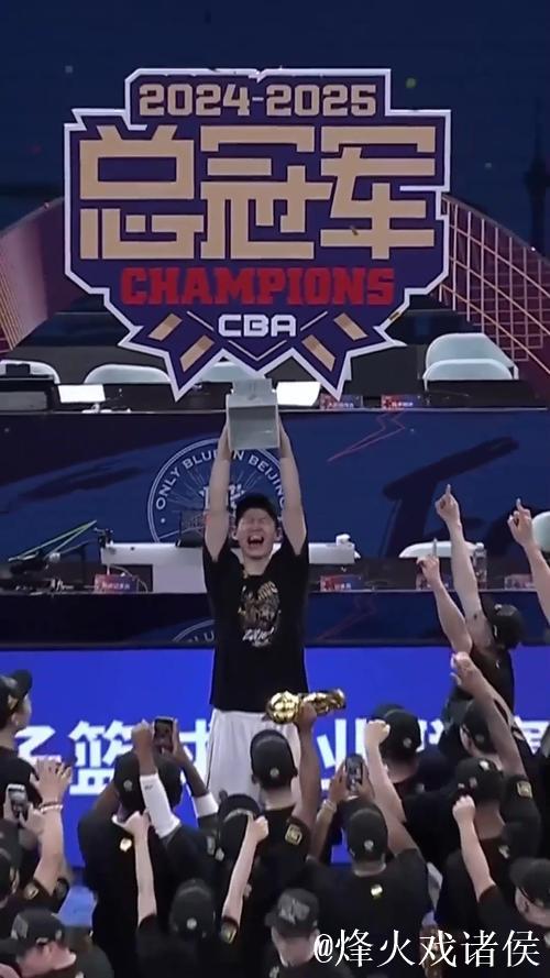 见证历史!广厦第一面总冠军旗帜在黄龙体育中心高高升起 见证历史!广厦第一面总冠军旗帜在黄龙体育中心高高升起